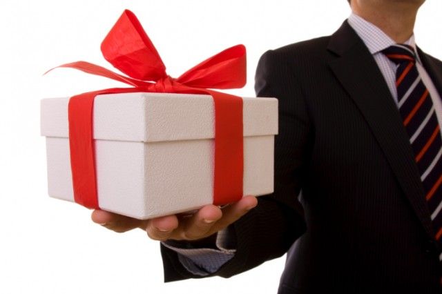 14 недорогих, но достойных подарков на праздники для ваших сотрудников