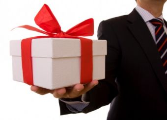 14 недорогих, но достойных подарков на праздники для ваших сотрудников 