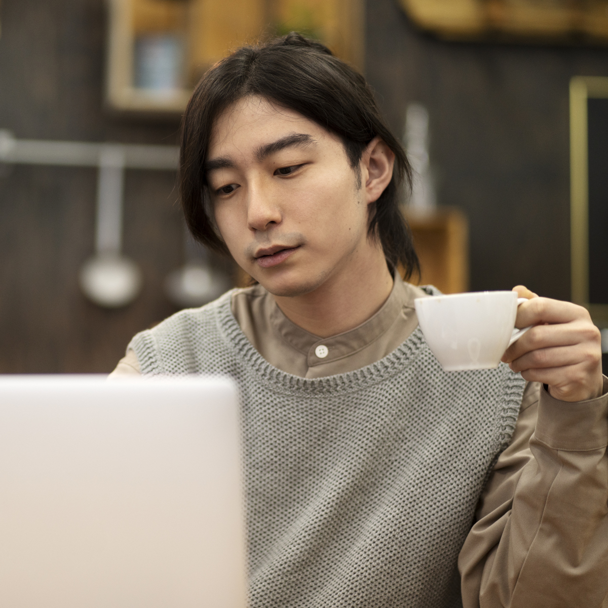 Bearded office worker tipes at laptop.
